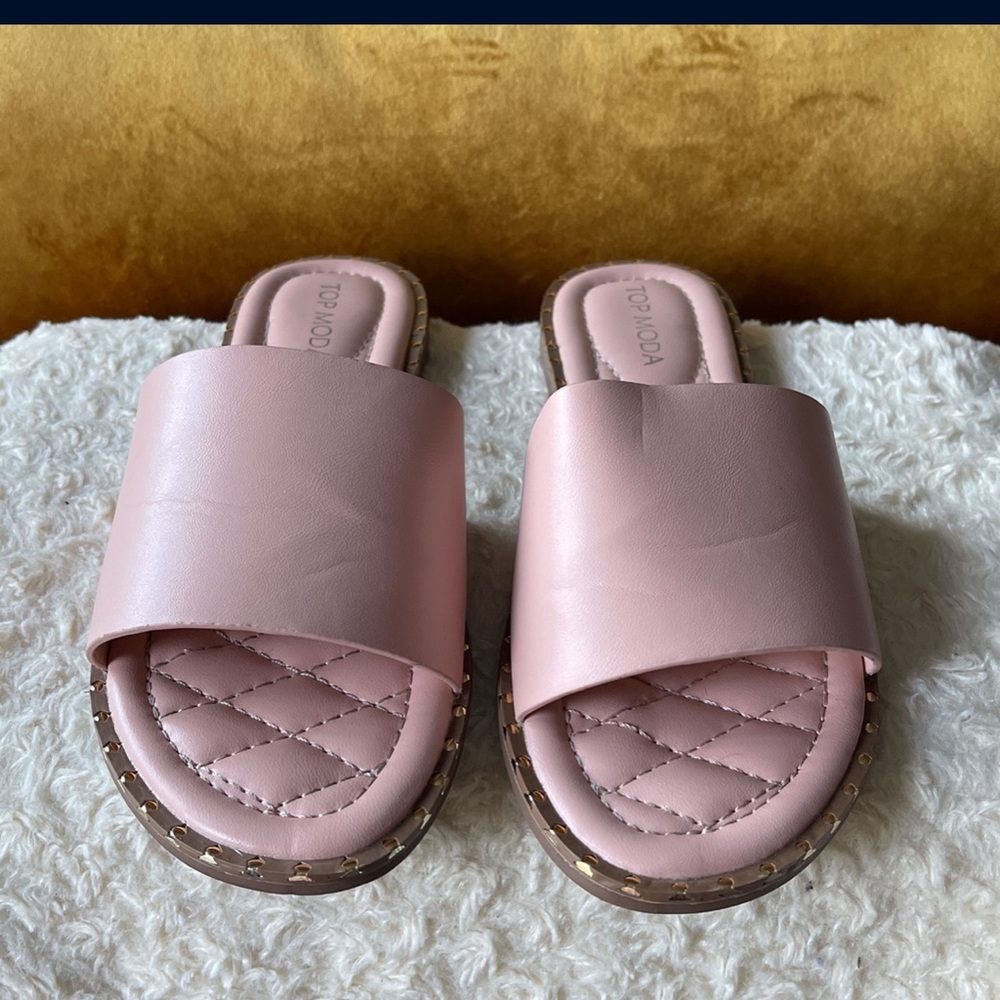 Pink fashion flats
